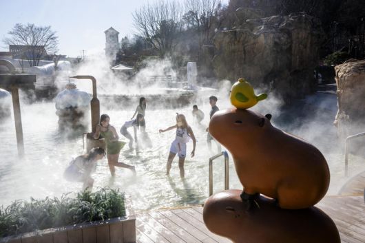 ‘윈터 스파 캐비’가 펼쳐지고 있는 캐리비안 베이. 사진ㅣ삼성물산