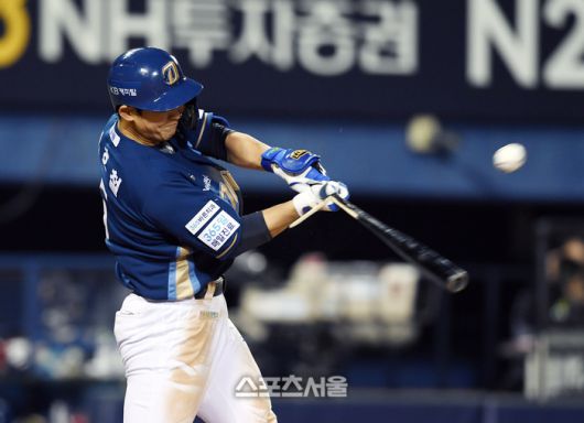 NC 서호철이 24일 잠실구장에서 열린 2025 KBO리그 LG와 경기 4회초 1사 2-3루 상황에서 LG 선발 치리노스를 상대로 2타점 적시타를 치고 있다. 잠실 | 박진업 기자 upandup@sportsseoul.com