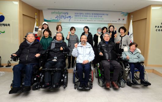 전시회 오프닝행사에 참여한 화가들의 단체 기념사진. 사진 | 대한장애인체육회