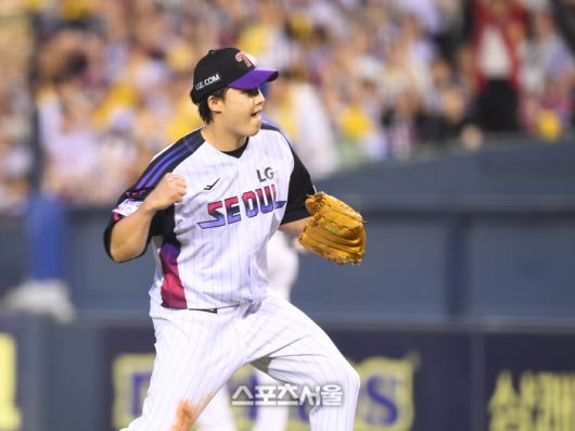 LG 투수 임찬규가 8일 서울 잠실구장에서 열린 2025 KBO리그 한화와 경기 4회초 1사1,2루 이재원을 병살로 처리한 후 환호하고 있다. 잠실 | 최승섭기자 thunder@sportsseoul.com