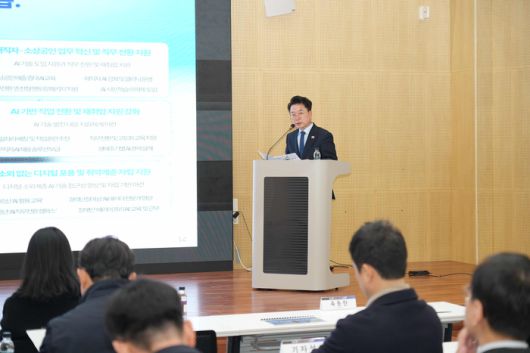 육동한 춘천시장이 12일 춘천ICT벤처센터에서 언론브리핑을 통해 춘천시 AI 대전환 추진전략을 설명하고 있다.  사진|춘천시청