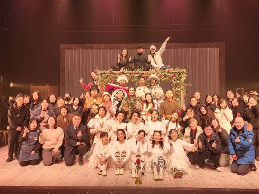 ‘미녀와 야수’ 공연이 끝난 후 관계자들과 기념촬영 모습. 사진|국립극단