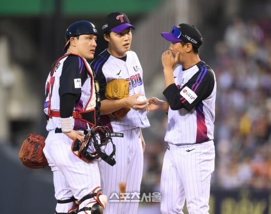 LG 투수 임찬규가 8일 서울 잠실구장에서 열린 2025 KBO리그 한화와 경기 4회초 무사1,2루 상황에 마운드를 방문한 김광삼 코치의 이야기를 듣고 있다.잠실 | 최승섭기자 thunder@sportsseoul.com