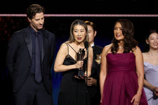 매기 강 감독이 지난 4일(현지시간) 크리스틱 초이스에서 최우수 장편 애니메이션을 수상한 뒤 소감을 말하고 있다. 캘리포니아 | 로이터 연합뉴스