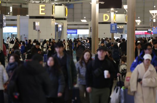 인천국제공항 1터미널이 인파로 붐비고 있는 모습. 사진 | 연합뉴스