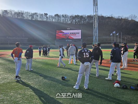 13일 울산 문수야구장에서 열린 울산 웨일즈 프로야구단 공개 트라이아웃에 임하는 지원자들 모습. 울산 | 강윤식 기자 skywalker@sportsseoul.com