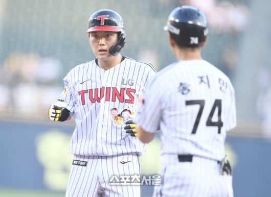 LG 이주헌이 6일 서울 잠실구장에서 열린 2025 KBO리그 두산과 경기 3회말 내야안타를 친 후 세리머니를 하고 있다. 잠실 | 최승섭기자 thunder@sportsseoul.com