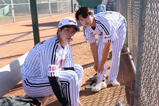 LG 루키 추세현(왼쪽)과 김영우가 6일(한국시간) 미국 애리조나 스프링캠프에서 훈련 준비를 하고 있다. 사진 | LG 트윈스