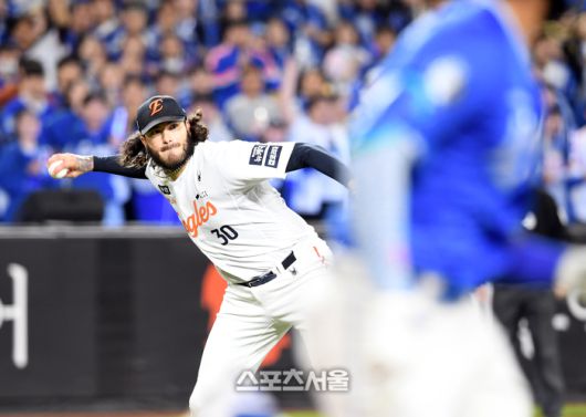 한화 폰세가 대전 한화생명 볼파크에서 열린 2025 KBO리그 삼성과 플레이오프 5차전 3회초 1사 1루 상황에서 삼성 디아즈의 잡아 1루로 송구하고  있다. 대전 | 박진업 기자 upandup@sportsseoul.com