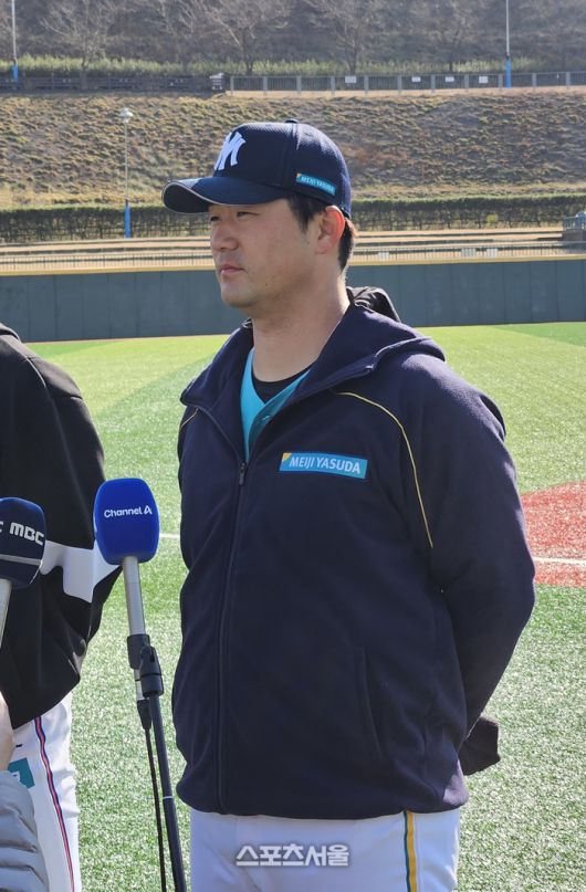 히로시마 출신 오카다 아키타케가 13일 울산 문수경기장에서 열린 울산 프로야구단 공개 트라이아웃 후 취재진 인터뷰에 응하고 있다. 울산 | 강윤식 기자 skywalker@sportsseoul.com