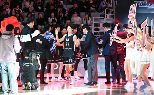 강성욱이 팬들과 하이파이브를 하고 있다. 사진 | KBL