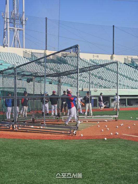 김동엽이 13일 울산 문수경기장에서 열린 울산 프로야구단 공개 트라이아웃에서 배팅을 치고 있다. 울산 | 강윤식 기자 skywalker@sportsseoul.com