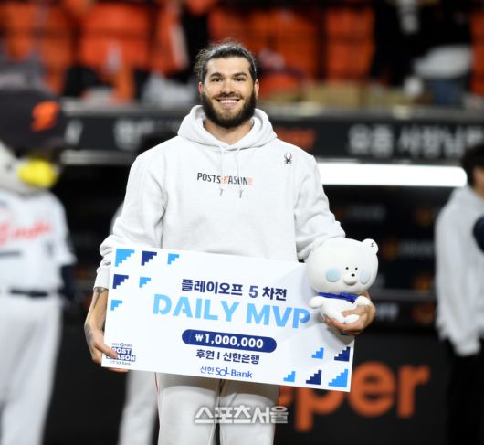 한화 폰세가 24일 대전 한화생명 볼파크에서 열린 2025 KBO 포스트시즌 플레이오프 5차전 삼성과 경기 후 플레이오프 5차전 데일리 MVP를 수상한 후 포즈를 취하고 있다. 대전 | 최승섭 기자 thunder@sportsseoul.com