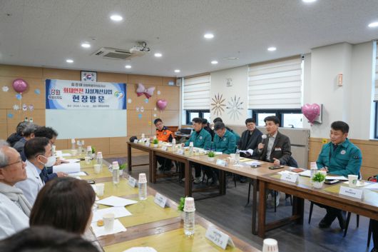 김진태 강원특별자치도지사가 1월 14일(수) 원주시 판부면 원주바른요양병원을 방문해 현장관계자들과 화재 대비 상황 등 재난 대비 실태를 점검하고 있다.  사진|강원특별자치도청