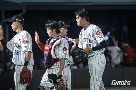 윤성빈이 김태형 감독과 하이파이브를 하고 있다. 사진 | 롯데 자이언츠