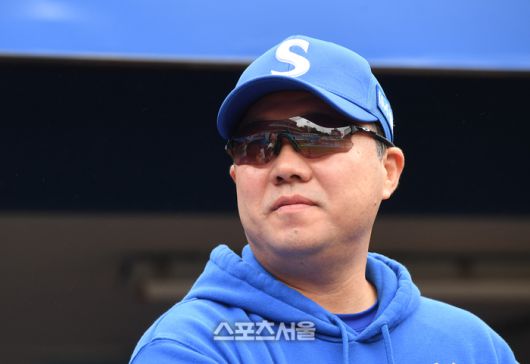 삼성 박진만 감독이 13일 대구삼성라이온즈파크에서 열리는 2025 KBO리그 준플레이오프 5차전 SSG와의 경기에 앞서 훈련 중인 선수들을 바라보고 있다. 대구 | 박진업 기자 upandup@sportsseoul.com