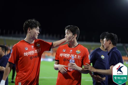 강원FC 김건희(왼쪽)와 모재현.제공 | 한국프로축구연맹