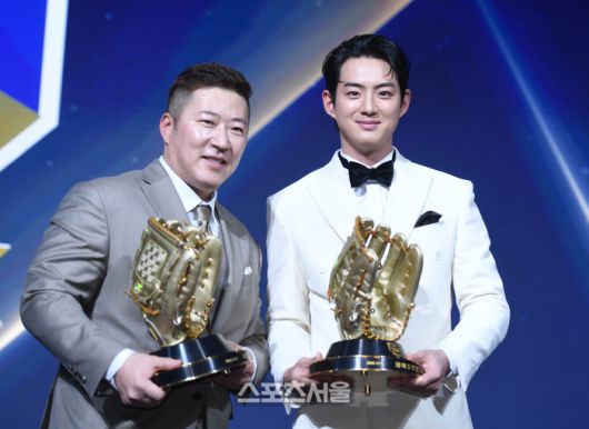 삼성 최형우와 구자욱이 9일 서울 송파 롯데호텔 월드에서 열린 2025 KBO 골든글러브 시상식 후 기념촬영을 하고 있다. 최승섭기자 thunder@sportsseoul.com