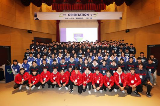 신인 선수들이 단체 사진 촬영에 임하고 있다. 사진 | KBO