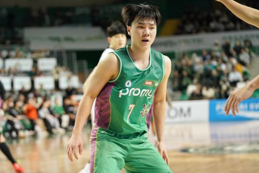 DB 이용우가 원주DB프로미아레나에서 열린 2025~2026 LG전자 프로농구 3라운드 KT전에서 수비에 임하고 있다. 사진 | KBL