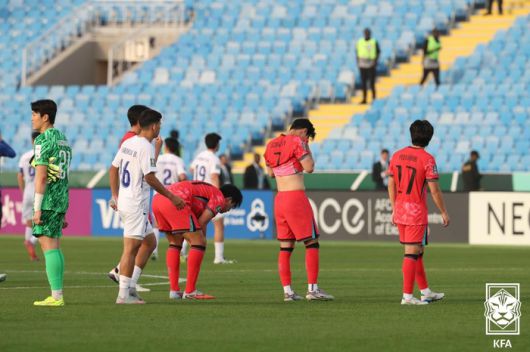 23세 이하 축구대표팀이 13일 사우디아라비아 리야드의 프린스 파이살 빈 파흐드 스타디움에서 열린 2026 아시아축구연맹(AFC) U-23 아시안컵 조별리그 C조 우즈베키스탄과 경기에서 0-2 완패한 뒤 고개를 숙이고 있다. 사진 | 대한축구협회
