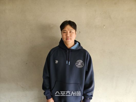 심재민이 13일 울산 문수야구장에서 열린 울산 웨일즈 프로야구단 공개 트라이아웃 참여 후 취재진 인터뷰에 응하고 있다. 울산 | 강윤식 기자 skywalker@sportsseoul.com