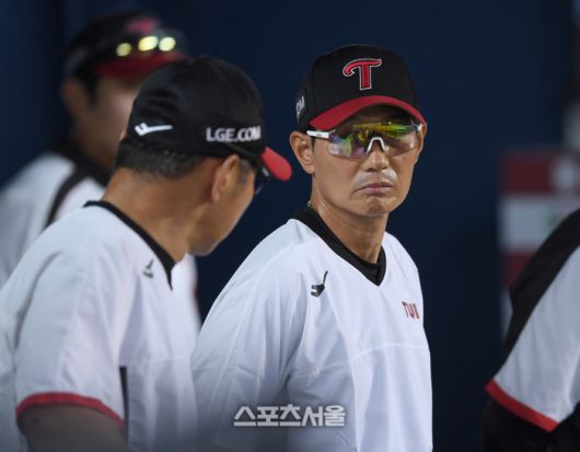 LG 염경엽 감독이 6일 서울 잠실구장에서 열린 2025 KBO리그 두산과 경기 4회말 경기 도중 코치와 이야기를 나누고 있다. 잠실 | 최승섭기자 thunder@sportsseoul.com