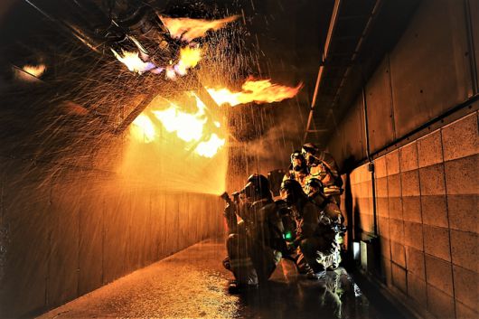 중앙소방학교에서 교육생들이 지하공동구 실화재 진압 훈련을 하고있다.  사진|소방청
