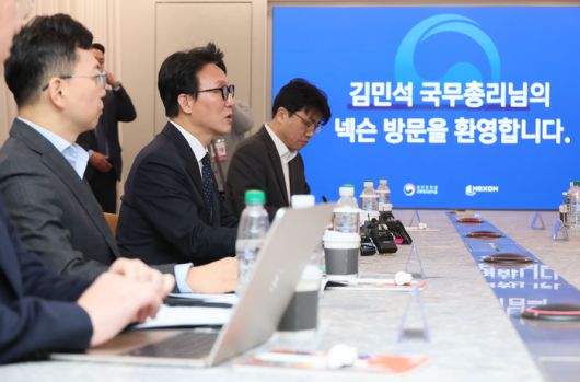 김민석 국무총리가 15일 경기도 성남시 분당구 넥슨을 방문, 경영진과 간담회를 하고 있다. 사진 | 연합뉴스