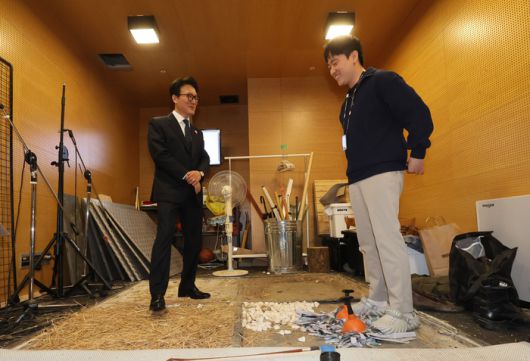 김민석 국무총리가 15일 경기도 성남시 분당구 넥슨을 방문, 게임 효과음 제작 과정에 관해 설명듣고 있다. 사진 | 연합뉴스