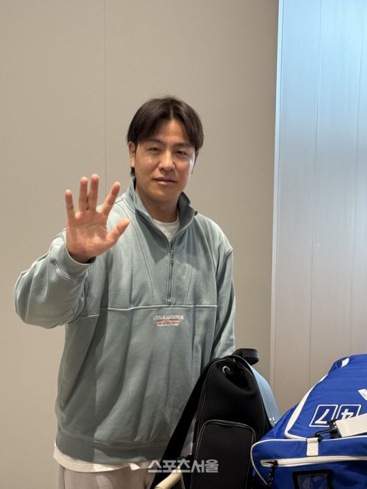 강민호가 취재진을 향해 손을 흔들고 있다. 인천공항 | 박연준 기자 duswns0628@sportsseou.com