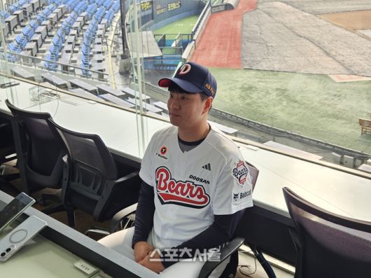 두산 이영하가 15일 서울 잠실구장에서 열린 창단기념식 후 취재진 인터뷰에 응하고 있다. 잠실 | 강윤식 기자 sktwalker@sportsseoul.com