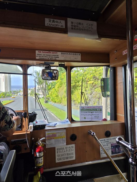 탁 트인 시야를 자랑하는 투몬 셔틀버스 내부. 운전석이 아닌 뒷좌석에서 바라보는 괌의 풍경은 또 다른 여유를 선사한다. 괌 | 원성윤 기자 socool@sportsseoul.com