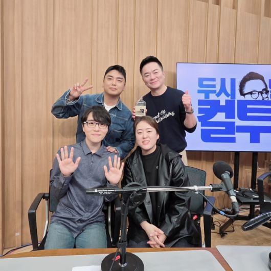 ‘두시탈출 컬투쇼’ 에 출연한 윤주모. 왼쪽 위부터 시계방향으로 곽범, 김태균, 윤주모, 남도형. 윤나라 SNS.