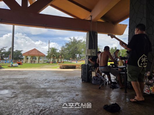 괌 남부 이나라잔 천연 수영장 근처 우연히 마주친 길거리 밴드의 버스킹 현장. 자유로운 연주가 드라이브의 흥을 돋운다. 괌 | 원성윤 기자 socool@sportsseoul.com