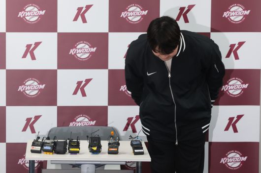 박병호 키움 잔류군 선임코치가 15일 서울 구로구 고척스카이돔에서 취재진과 인터뷰에 앞서 인사하고 있다. 사진 | 고척=연합뉴스