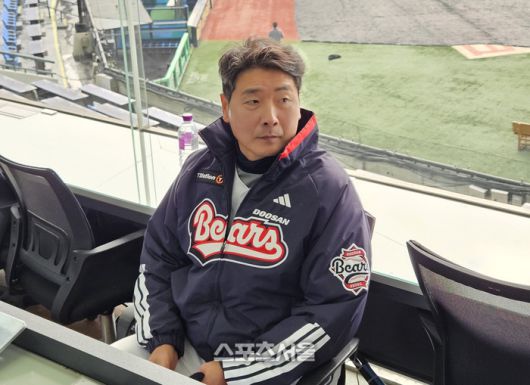 두산 홍원기 수석코치가 15일 서울 잠실구장에서 열린 창단기념식 후 취재진 인터뷰에 응하고 있다. 잠실 | 강윤식 기자 skywalker@sportsseoul.com