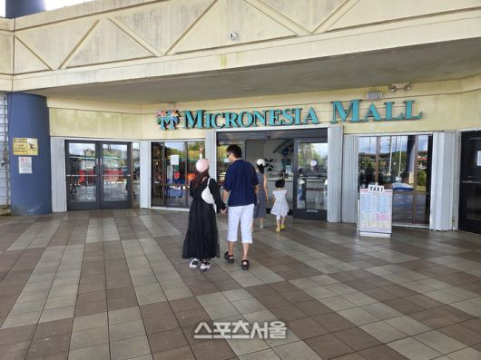 괌 북부 쇼핑의 랜드마크인 ‘마이크로네시아 몰(Micronesia Mall)’. 다양한 브랜드와 푸드코트가 밀집해 있어 셔틀버스를 타고 온 여행객들이 여유로운 시간을 보내기에 제격이다. 괌 | 원성윤 기자 socool@sportsseoul.com