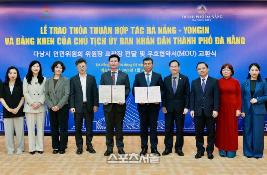 이상일 시장(가운데)이 다낭시와 우호협약 체결 후 참석자들과 기념촬영하고 있다 (오른쪽부터 응우옌 티 호이 안 문화체육관광국 부국장, 후인 리엔 프엉 인민위원회 사무국 부국장, 응우옌 쑤언 빈 외무국 국장, 응우옌 탄 홍 과학기술국 국장, 호 끼 민 다낭시 상임 부인민위원장). 제공=용인시