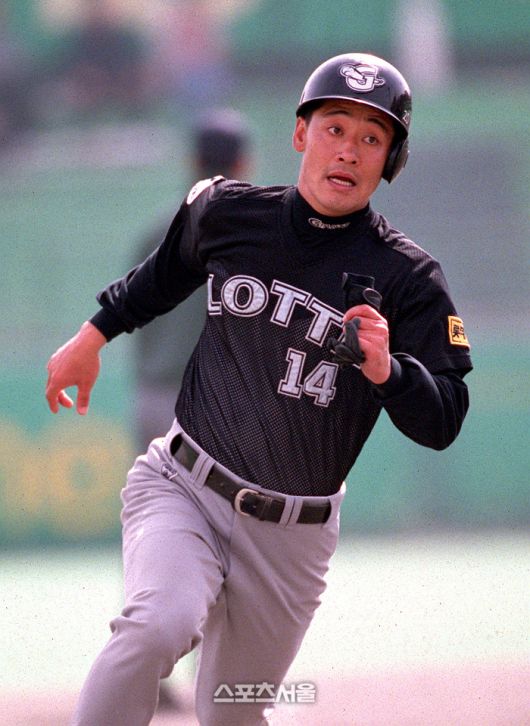 롯데 김민재가 SK와 시범경기에서 4타수 2안타 맹타를 휘둘렀다. 사진 | 스포츠서울DB