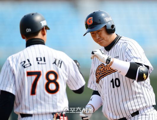 사직구장에서 열린 2017 KBO리그 시범경기 롯데와 LG 경기에서 롯데 이대호가 1회말 1사3루 좌중간 1타점 안타를 친 후 김민재 코치와 하이파이브를 하고 있다. 사직 | 최승섭기자 thunder@sportsseoul.com