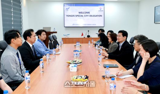 이상일 시장이 15일(현지시각) 다낭 하이테크파크에 입주한 한국 기업인 KP Aerospace Vietnam을 방문해 이재춘 대표를 만나 기업 운영 현황을 청취했다. 제공=용인시