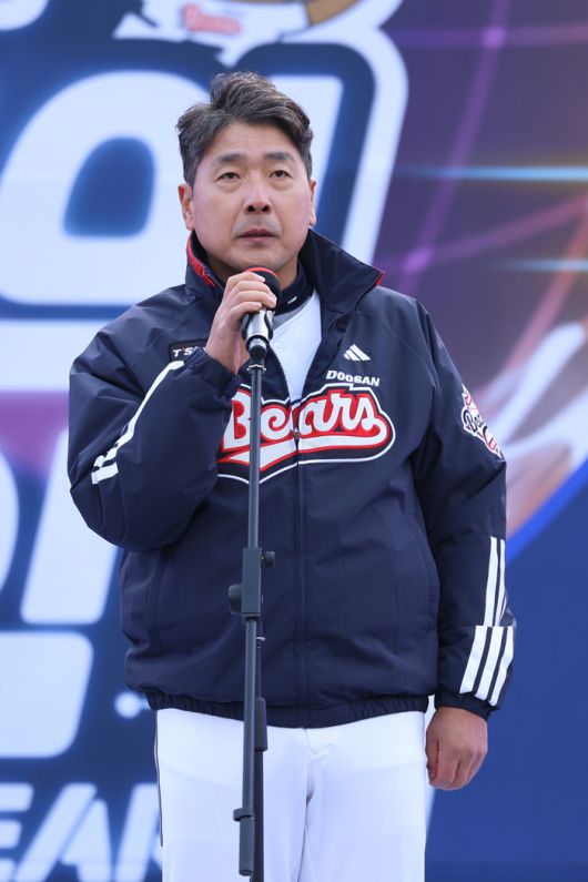 두산 홍원기 수석코치가 서울 잠실구장에서 열린 ‘곰들의 모임’ 행사에서 인사말을 하고 있다. 사진 | 두산 베어스