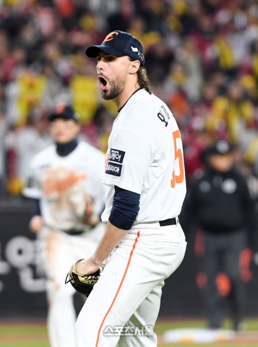 한화 와이스가 30일 대전 한화생명 볼파크에서 열린 2025 KBO리그 LG와 한국시리즈 4차전 5회초 1사 1-3루 상황에서 LG 박해민을 병살로 처리하며 위기를 넘기면서 포효하고 있다. 대전 | 박진업 기자 upandup@sportsseoul.com