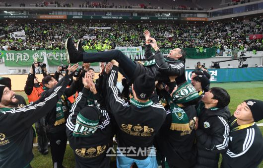 전북 현대 선수들이 6일 서울월드컵경기장에서 열린 2025 하나은행 코리아컵 광주FC와의 결승전에서 2-1로 승리하며 우승을 차지한 뒤 거스 포옛 감독을 헹가래 치고 있다. 전북은 K리그1에 이어 코리아컵까지 우승하며 더블을 달성했다. 2025. 12. 6. 박진업 기자 upandup@sporttsseoul.com