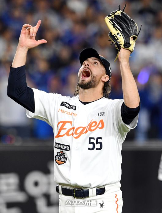 한화 와이스가 24일 대전 한화생명 볼파크에서 열린 2025 KBO리그 삼성과 플레이오프 5차전에서 4이닝 1실점 세이브를 기록하며 승리를 지켜낸 뒤 포효하고 있다. 대전 | 박진업 기자 upandup@sportsseoul.com