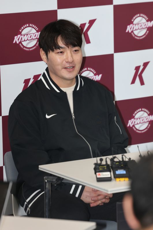 박병호 키움 잔류군 선임코치가 15일 서울 구로구 고척스카이돔에서 취재진과 인터뷰하며 질문에 답하고 있다. 사진 | 고척=연합뉴스