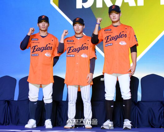 17일 서울 송파구 롯데호텔 월드에서 열린 2026 KBO 리그 신인드래프트에서 한화에 지명된 유신고 오재원, 경성대 최유빈, 북일고 강건우(왼쪽부터)가 포즈를 취하고 있다. 사진 | 최승섭기자 thunder@sportsseoul.com