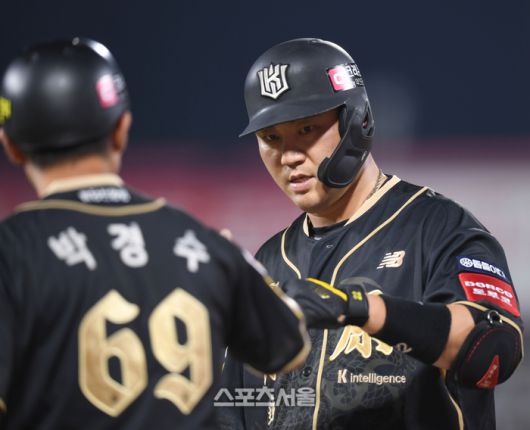 KT 장성우가 9일 수원 KT위즈파크에서 열린 2025 KBO리그 두산과 경기 7회말 1사 좌전안타를 친 후 박경수 코치와 하이파이브를 하고 있다. 수원 | 최승섭기자 thunder@sportsseoul.com