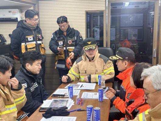 김승룡 소방청장 직무대행이 서울 개포동 구룡마을 화재 현장에서 유관기관과 상황판단회의를 주재하고 있다.  사진|소방청
